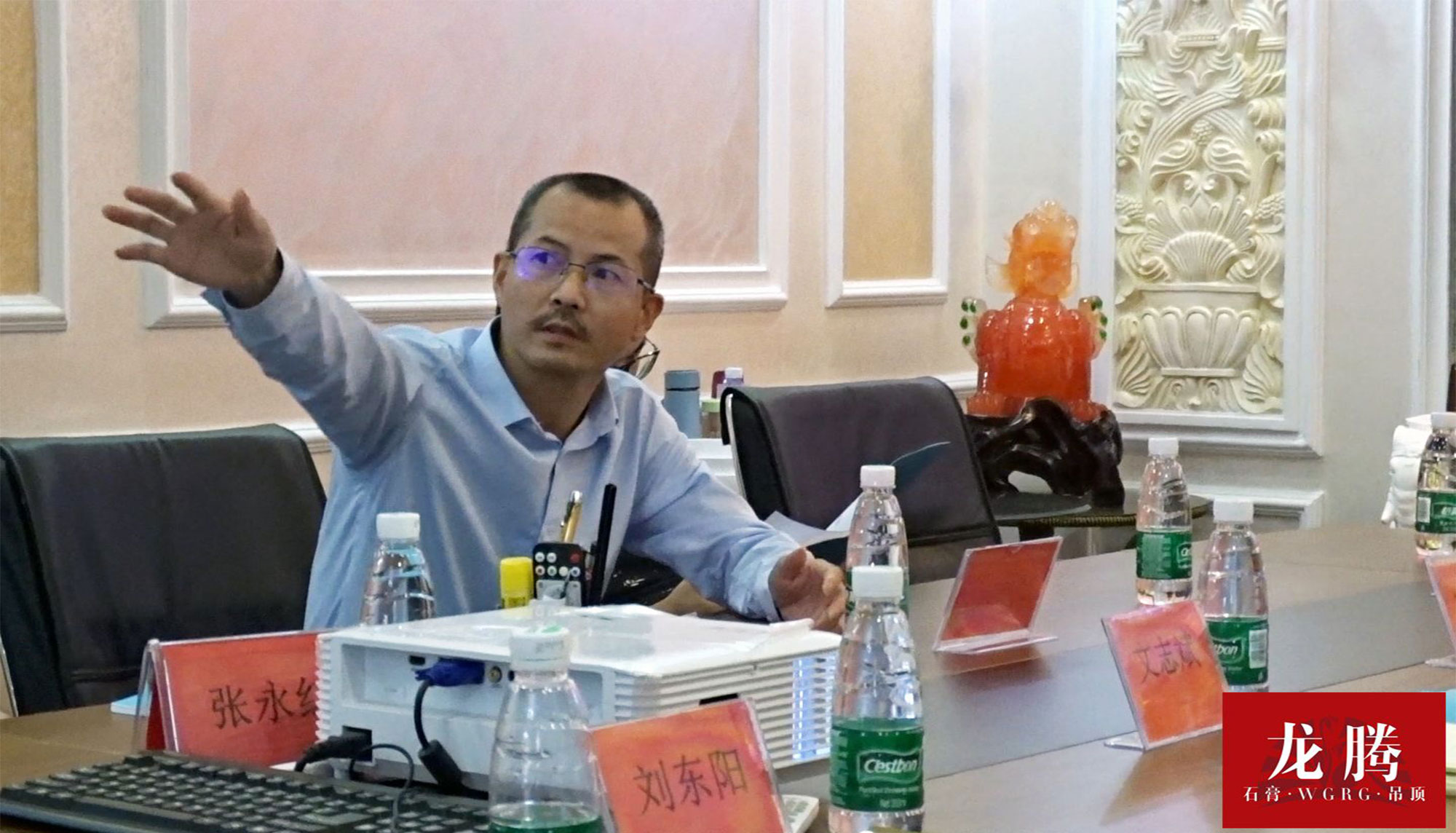 湖南迈辉环保材料有限公司董事长胡总座谈会中展示公司产品及运营情况